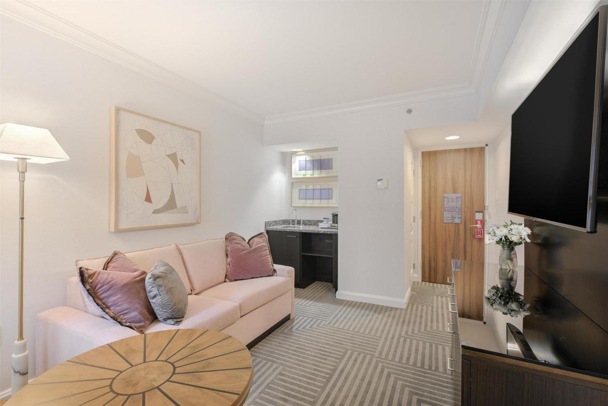 Junior King Suite with Seating Area,1674704694:JPEG